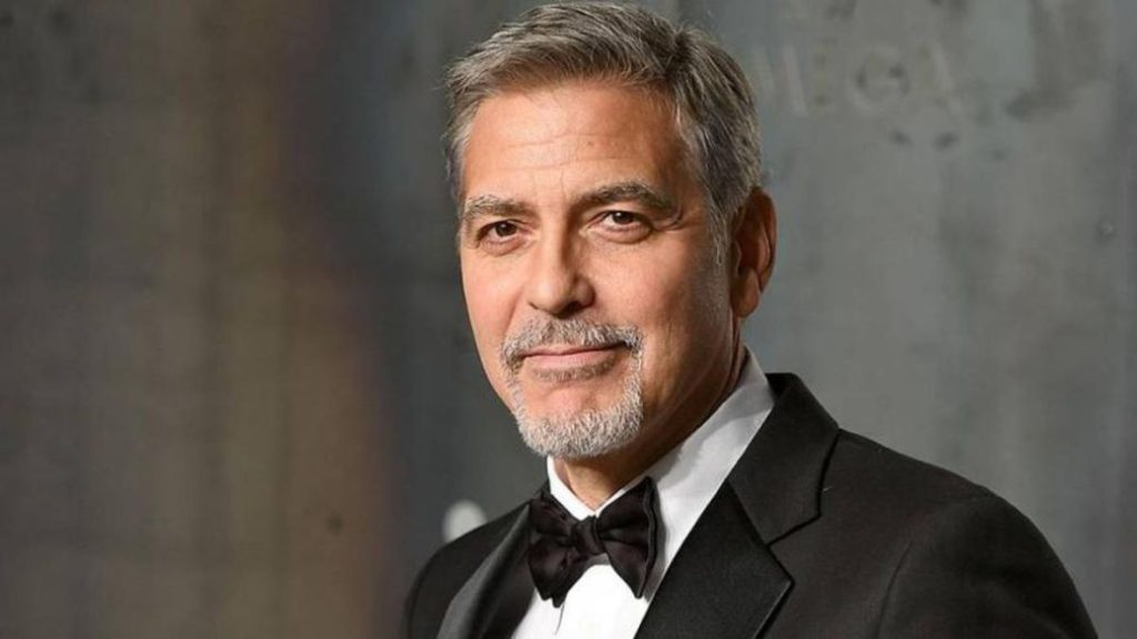 El actor George Clooney vestido con un traje negro.