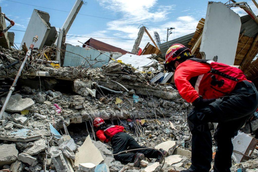 Un derrumbe de un edificio que se cayó por un desastre natural.