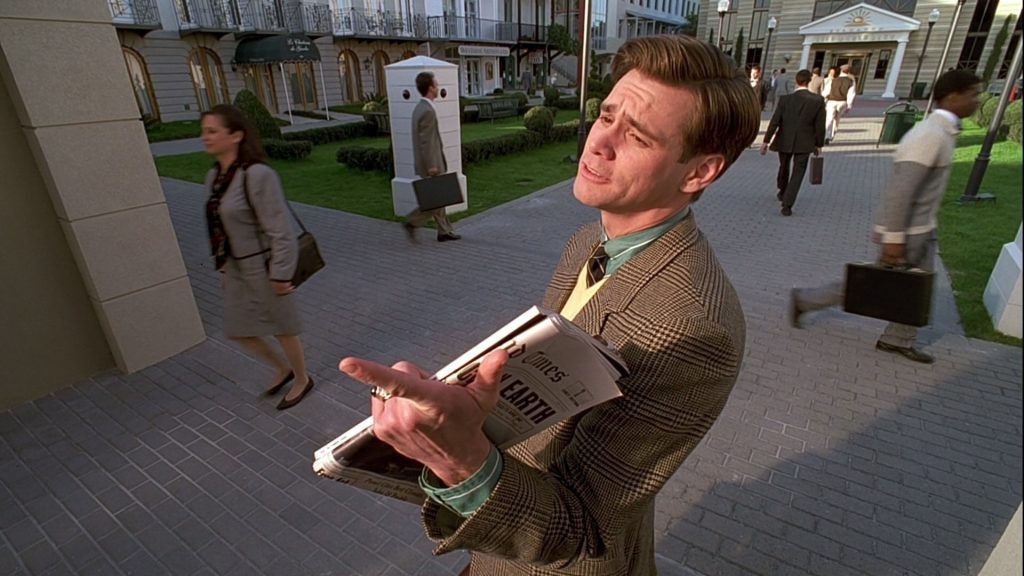 Actor Jim Carrey en la pelicula de Truman's Show en donde se viste con traje y camisa