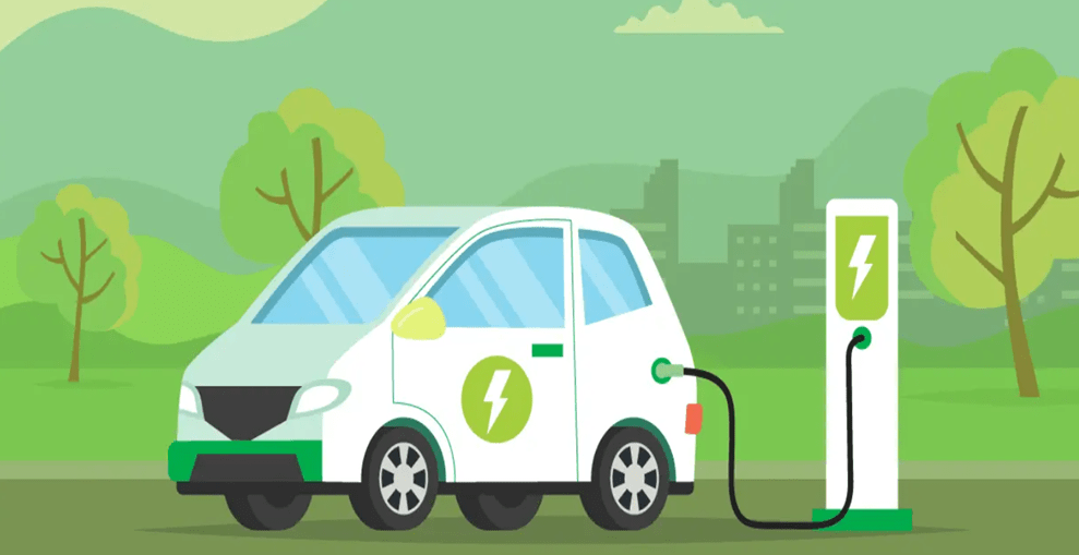 Auto eléctrico cargando con un fondo verde de árboles atrás.