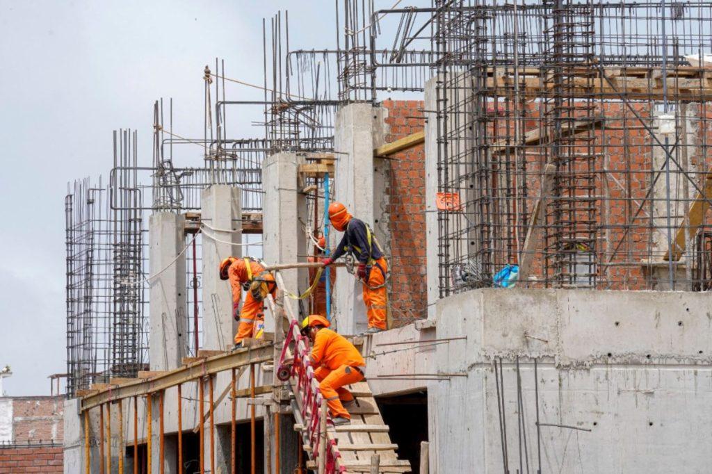 Un sitio de construcción en donde hay algunas personas trabajando.