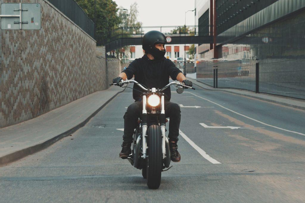 Un hombre manejando una moto en la ciudad