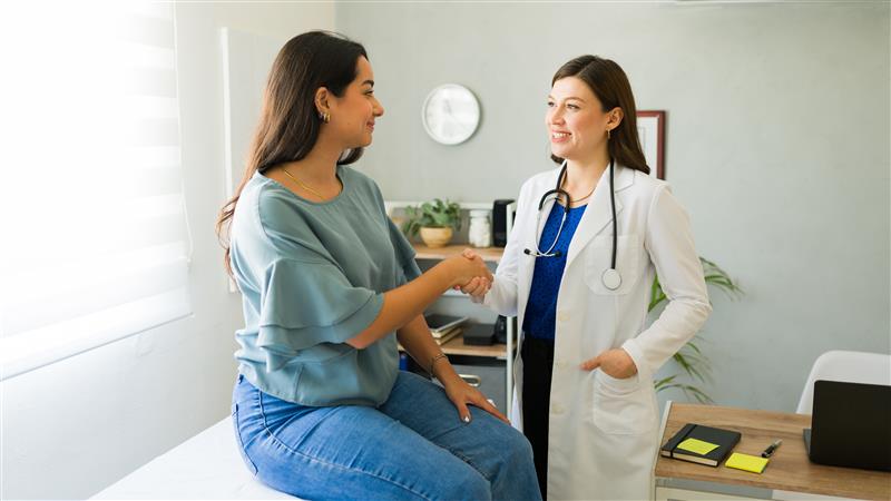 Doctora atendiendo a una mujer